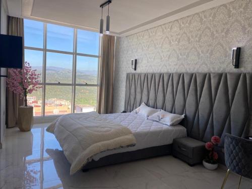 TaounateHotel Golden Star的一间卧室设有一张大床和一个大窗户