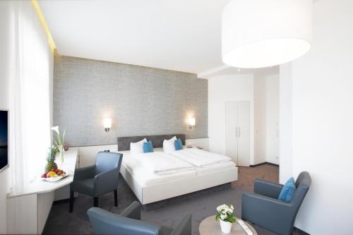 林道伯纳孔蒂特雷精品酒店的酒店客房带一张床、一张桌子和椅子