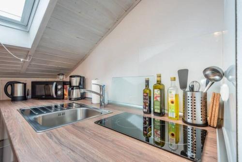 科尔贝尔莫尔Modernes Apartment zum Wohlfühlen的厨房配有水槽和台面