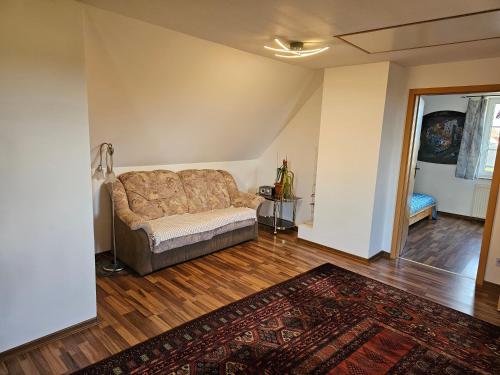 格里兹鲍Carpe Diem的带沙发和地毯的客厅