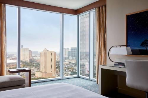 休斯顿休斯顿侯爵万豪酒店的酒店客房设有一张床和大窗户