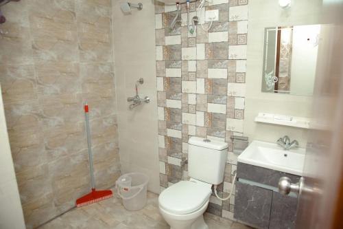 马图拉2 BHK Independent Flat at Ganpati Infinity Vrinadvan的一间带卫生间和水槽的浴室