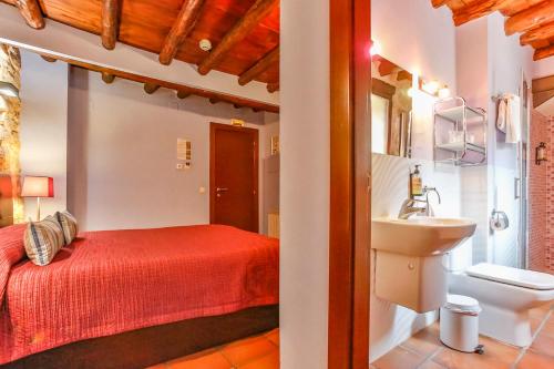 拉弗雷斯内达方达拉格拉查宾馆的一间带红色床和水槽的浴室