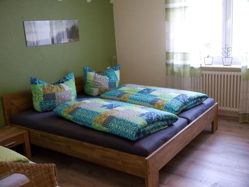鲁斯特Ferienwohnung Bing的一张床上的枕头