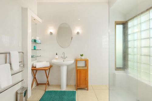 基督城Fendalton Villa - Christchurch Holiday Home的白色的浴室设有水槽和镜子