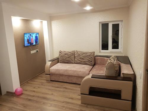 久姆里Hakobyan's Home的带沙发和床的小客厅