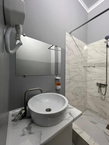 阿克托比Hotel NOMAD的白色的浴室设有水槽和淋浴。