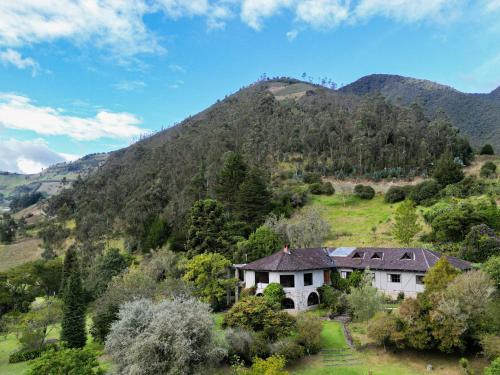 PatateNalanda Casa de Montaña的山地房子