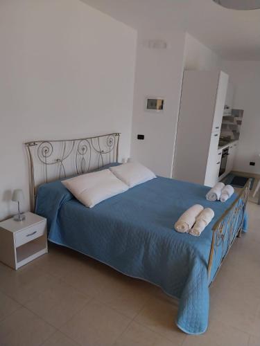 奥特朗托Appartamento Memorie的一间卧室配有一张带两个枕头的床