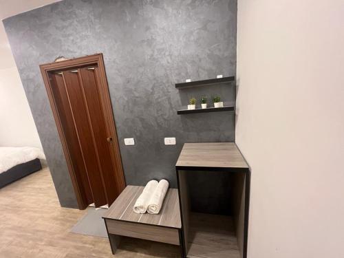 Al QasţalCaprios motel的一间设有书桌和一张带门的床的房间