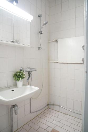 奥卢Oulu city center 4-room apartment Parking的白色的浴室设有水槽和镜子