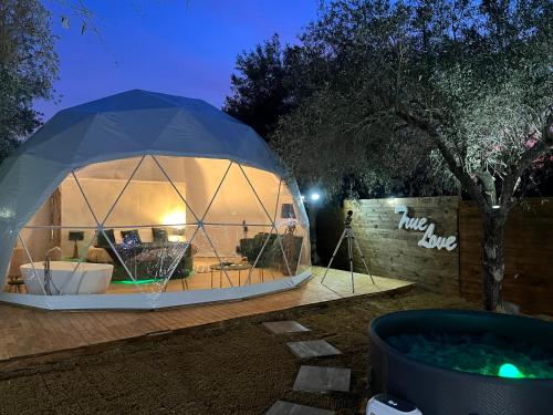 卡塔尼亚Bubble Glamping Sicily的夜晚在院子里的圆顶帐篷