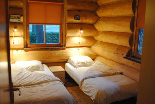 卡茨休维尔布姆伽洛斯德露斯特波格度假屋的木墙客房的两张床