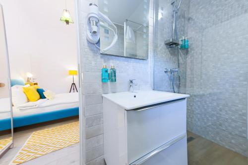 斯特拉扎Casa AVA的一间带水槽和淋浴的浴室以及一张床