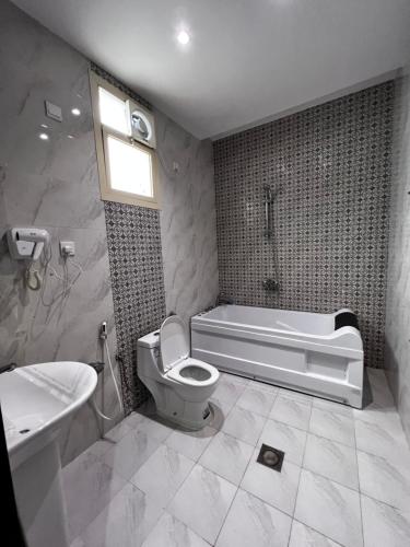 海米斯穆谢特شاليهات وايت هافن - ابها的带浴缸、卫生间和盥洗盆的浴室