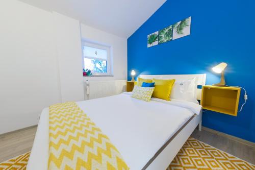 斯特拉扎Casa AVA的蓝色和白色的卧室设有黄色和蓝色墙壁的床