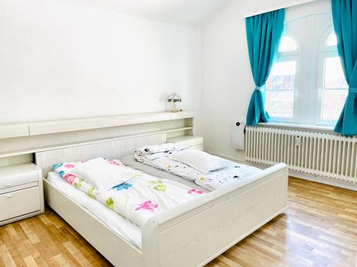 塞费塔尔New living Home的白色的床,带蓝色窗帘的房间