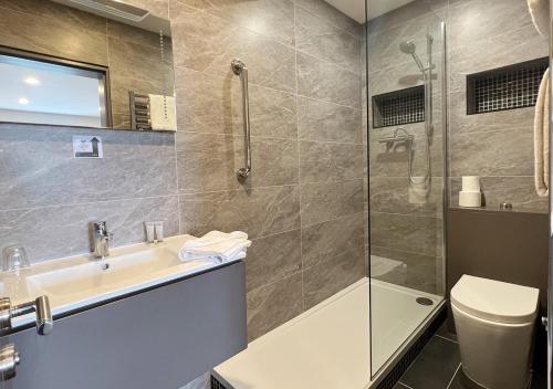 科芙贝拉维斯塔自助式套房酒店的带淋浴、盥洗盆和卫生间的浴室