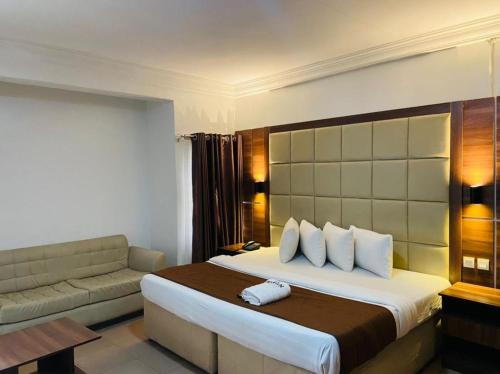 伊凯贾Presken Residence的酒店客房,配有床和沙发