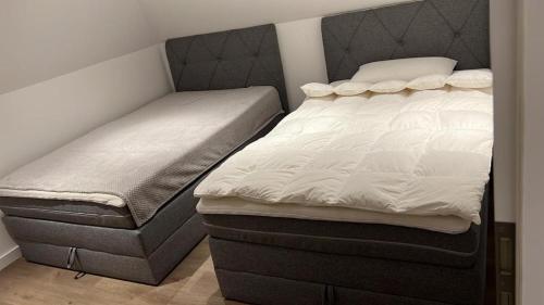 帕德博恩Ferienwohnung Nella的一间卧室配有一张床和一个床垫。