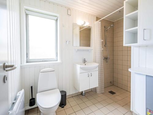 布拉万德Holiday home Blåvand CCLIII的白色的浴室设有卫生间和水槽。
