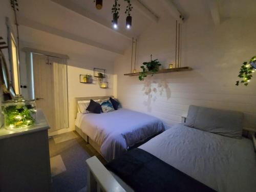 TromraSeafield Cabin的一间卧室设有两张床和窗户。