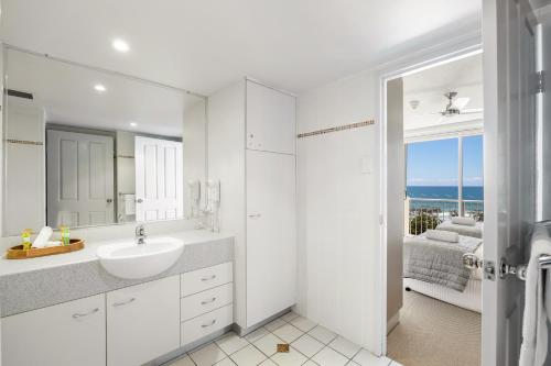 玛志洛Elouera Beachside Bliss 2 Bedroom Apartment的白色的浴室设有水槽和镜子