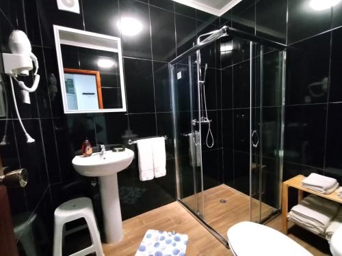 波尔图镇Apartamentos Lisboa的一间带水槽和淋浴的浴室