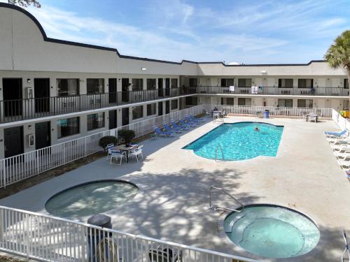 基西米Stayable Kissimmee West的酒店前方游泳池的景色