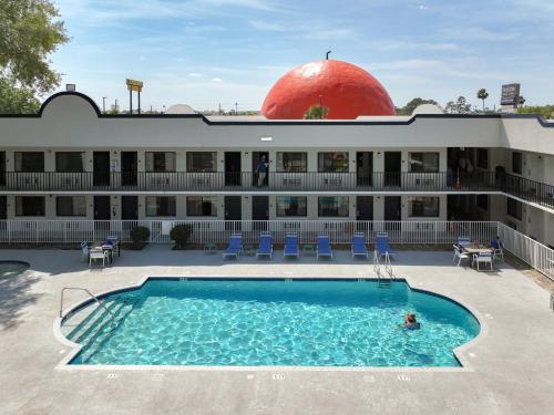基西米Stayable Kissimmee West的酒店前方的游泳池,有一个红色的大圆顶