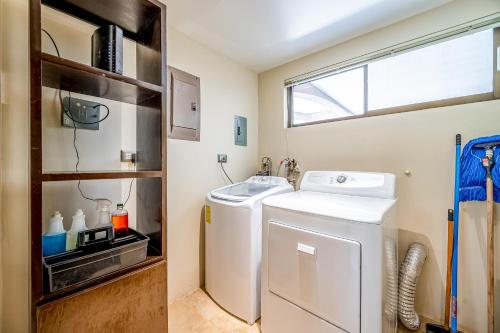 奥科塔尔The Cove #15的小型洗衣房配有洗衣机和烘干机