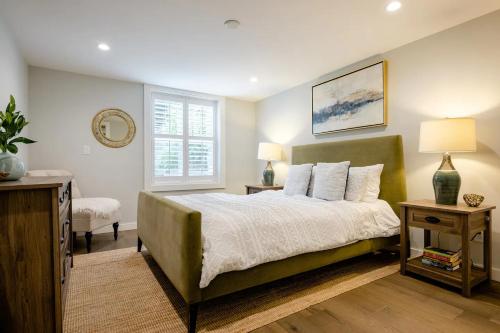 旧金山Beautiful Condo in Sun Drenched Garden的一间卧室设有一张大床和一个窗户。