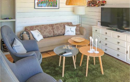 卡尔马Amazing Home In Kalmar With House Sea View的客厅配有沙发、两把椅子和电视