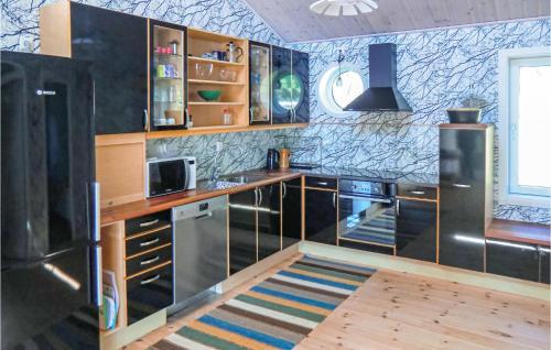 卡尔马Amazing Home In Kalmar With House Sea View的厨房配有不锈钢用具和木柜