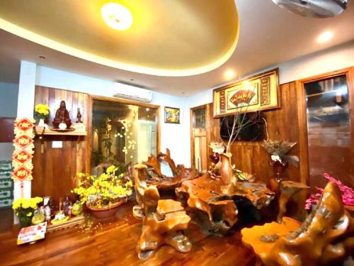 富国Liên tho Phú Quốc的客厅铺有木地板,配有一张大木桌。