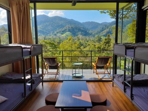 Kampong Sum SumThe Hill的客房设有双层床,享有山景。