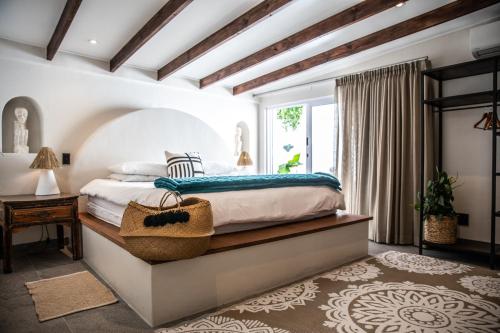开普敦普利米大海城堡酒店的一间卧室设有一张大床和一个窗户。