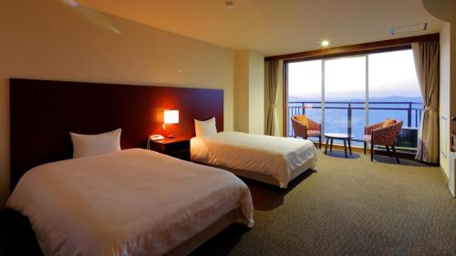 MizumataYunoko Umi To Yuyake的酒店客房设有两张床和大窗户。