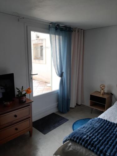 博凯尔Chambre d'hôte Chez Josie的一间卧室设有一张床和一个大窗户