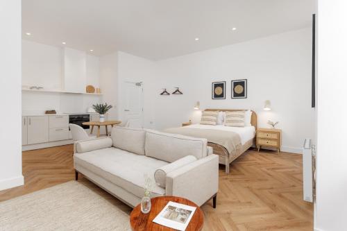 利物浦40 Renshaw Apartments的白色卧室配有床和沙发