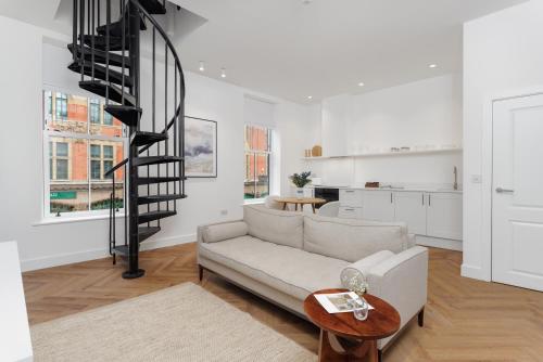 利物浦40 Renshaw Apartments的带沙发和螺旋楼梯的客厅