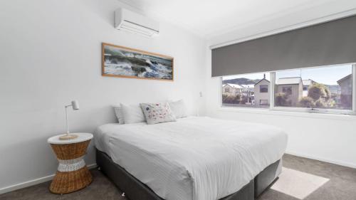 阿波罗湾昂克拉吉公寓的白色的卧室设有床和窗户