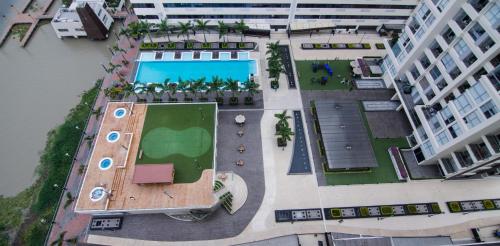 瓜亚基尔Puerto Santa Ana Luxury Suites Guayaquil的享有带游泳池的大楼的顶部景致