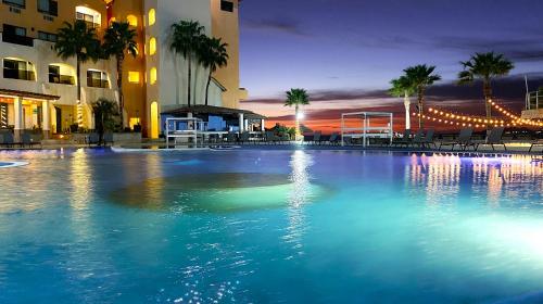 佩尼亚斯科港Peñasco del Sol Hotel的大楼前的大型游泳池