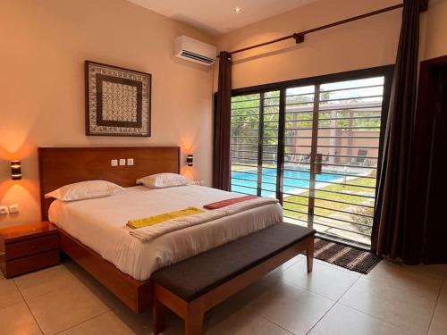 克里比Villa Tiana - 3Bedroom Villa with private pool.的一间卧室设有一张床和一个带游泳池的大窗户