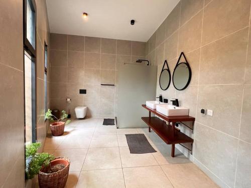 克里比Villa Tiana - 3Bedroom Villa with private pool.的一间带水槽和卫生间的浴室