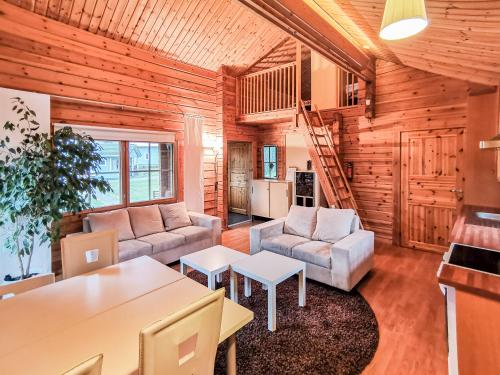 NurmijärviPeaceful log cabin in the country的客厅配有两张沙发和一张桌子