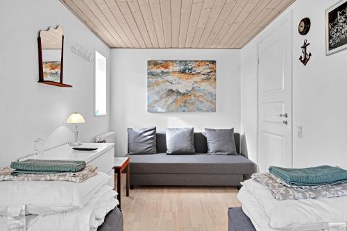 凯特明讷Guldbergs Guesthouse的一间带两张床和一张沙发的客厅