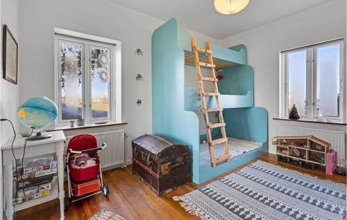哈泽斯莱乌Stunning Home In Haderslev With Wifi的一间卧室配有蓝色双层床和梯子