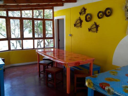 PaulCasa Das Ilhas的一间带桌子和椅子的用餐室